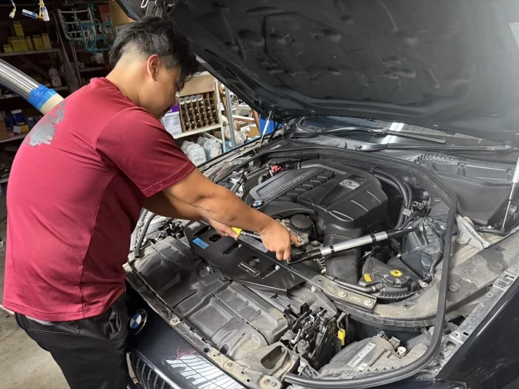 エンジン作動時の異音の原因と症状とは？診断方法を元BMW・MINI整備士が解説