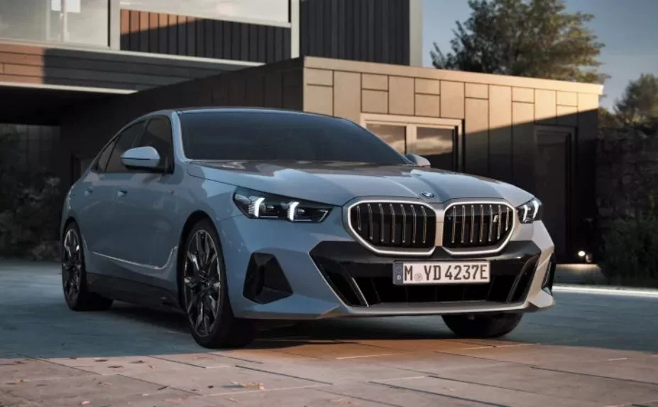 BMW i5 76台がリコール - 車両起動時に通信エラーとなる恐れ