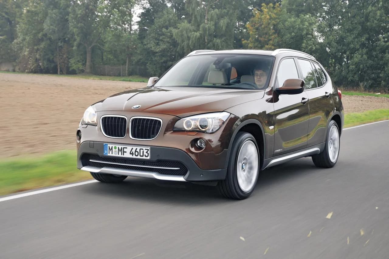 BMW X1 xDrive20d 2台がリコール - リアシートベルトのCSセンサー固定不良により後部座席乗員を適切に拘束できないおそれ