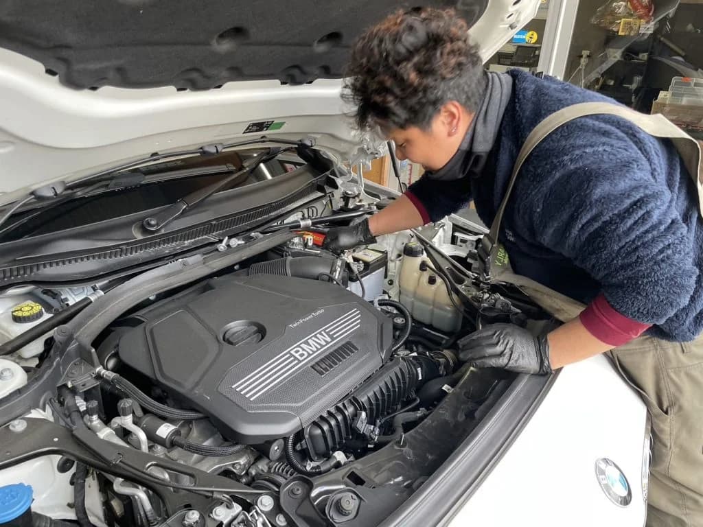 BMW E91 3シリーズ 325iのエンジンオイル漏れの故障診断とオイルフィルターハウジングガスケットの交換・修理費用