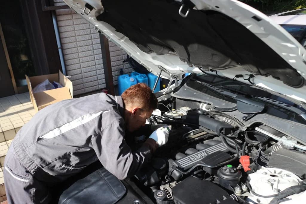 BMW E60 5シリーズ 530i 白煙・焦げ臭いの修理費用 - シリンダーヘッドカバー交換事例