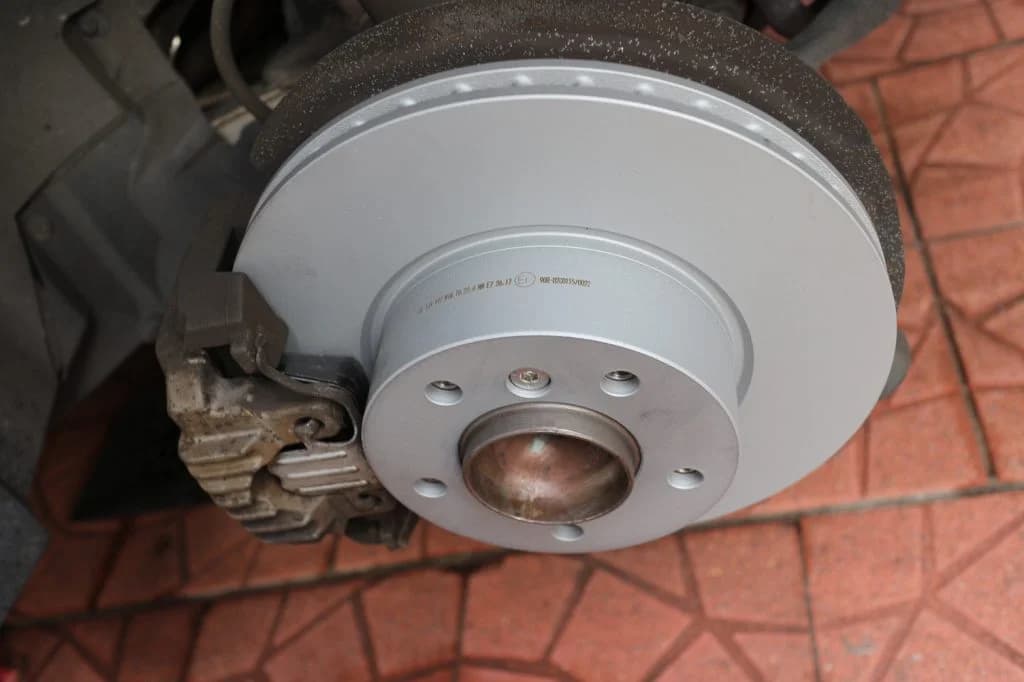 BMW E90 3シリーズ 325i ブレーキディスクローター交換費用 - 車検不適合修理事例