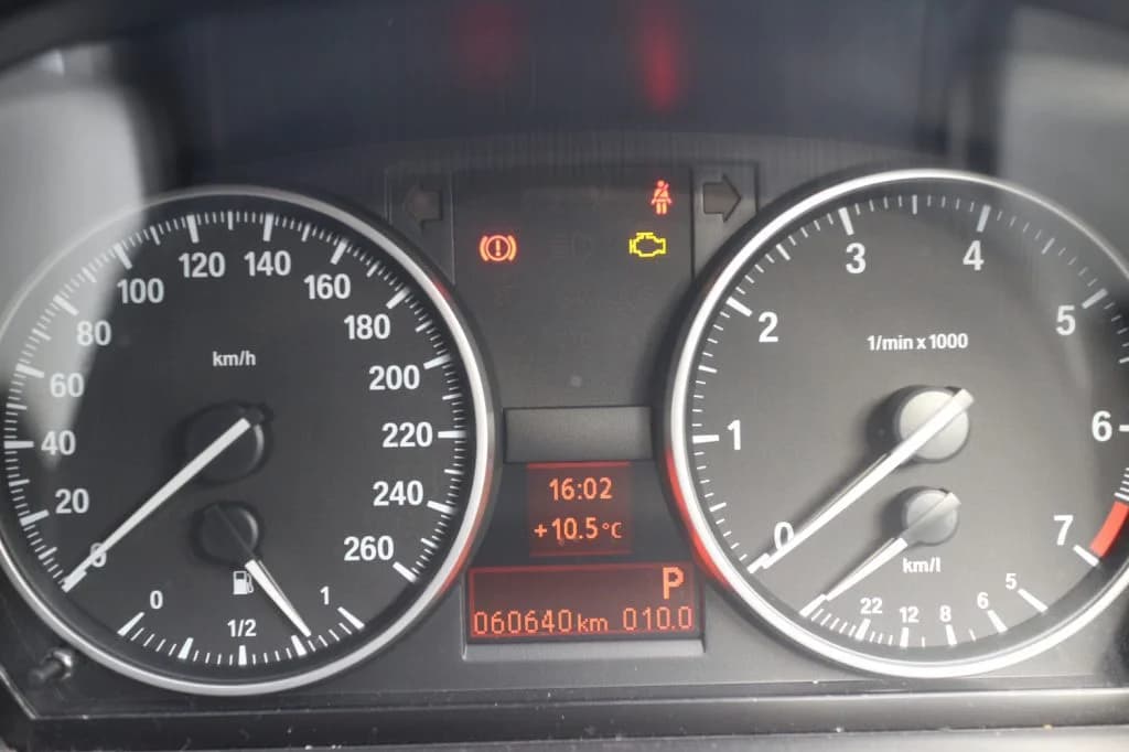 BMW E90 3シリーズ 320i エアバッグ警告灯の修理費用 - 着座センサーキャンセラー取付事例