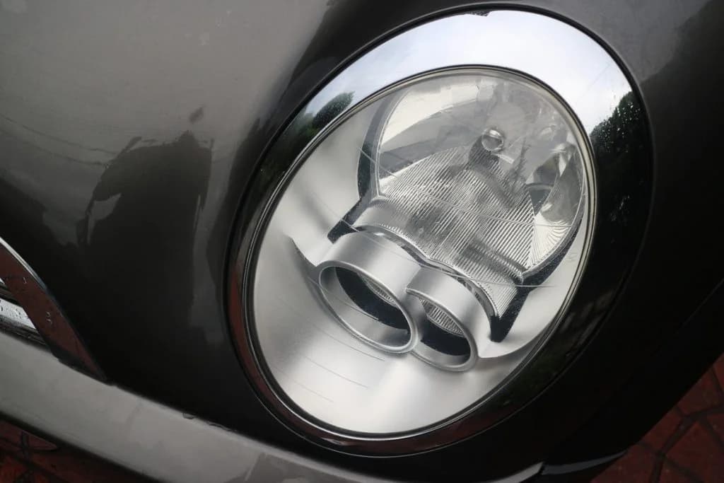 MINIクーパー R50のヘッドライトの黄ばみの故障診断と研磨・修理費用
