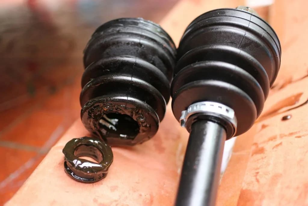 ミニクーパー R50 ドライブシャフトブーツ交換 - グリス漏れの修理費用