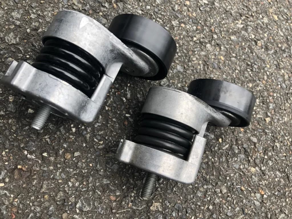 BMW E90 3シリーズ 320i エンジンルームの異音 - ベルトテンショナー交換費用