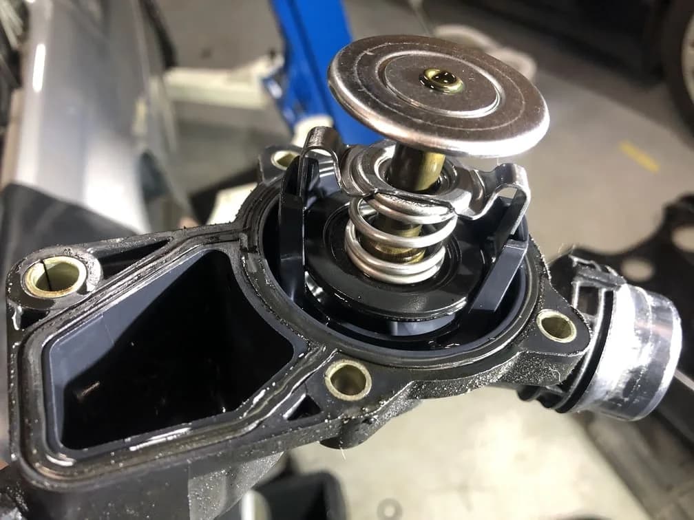 BMW E46 3シリーズ 330i サーモスタット交換費用 - オーバークール修理事例