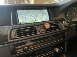 【カーナビのNO SIGNAL】BMW F10 5シリーズ 523iのヘッドユニット(ナビゲーションユニット) 故障診断と修理費用