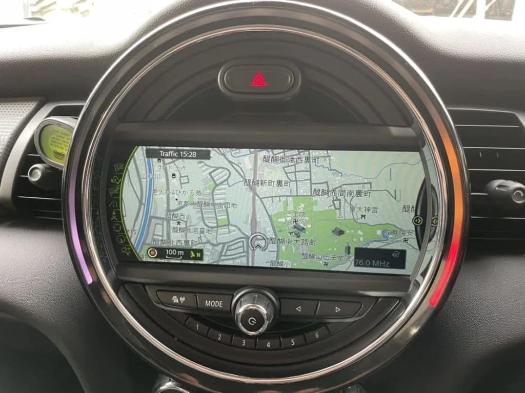 MINI F55 クーパーのカーナビが再起動を繰り返す故障診断とヘッドユニット（ナビゲーションユニット）の交換・修理費用