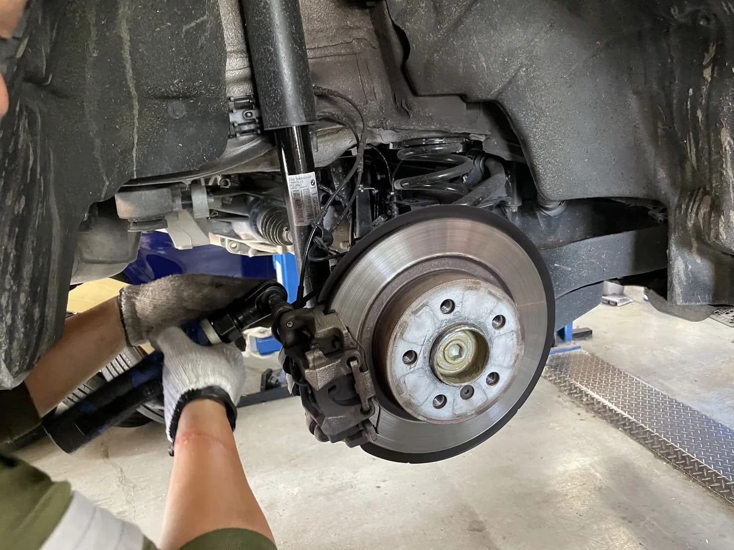 MINI クロスオーバー F60 ブレーキパッド交換 - 低ダストパッドの修理費用