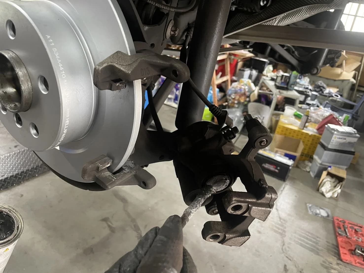 BMW Xシリーズ F48 X1 18iのブレーキが効かない故障診断と低ダストブレーキパッド（ブレーキパッドセンサー） の交換・修理費用