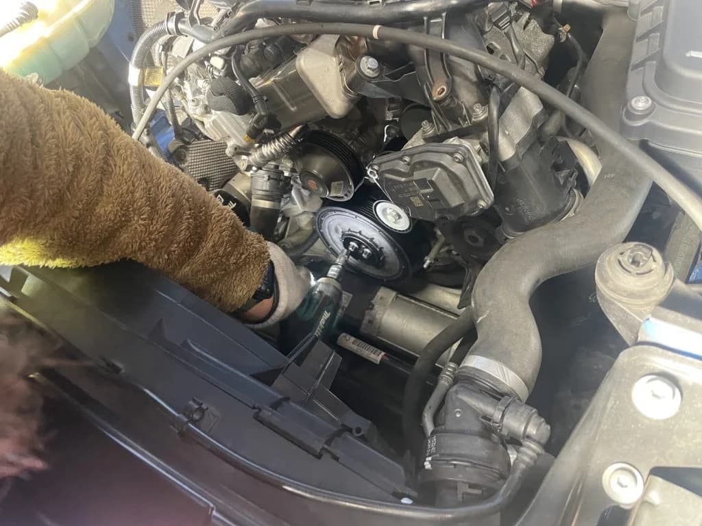 BMW 3シリーズ F31 320dのエンジン異音の故障診断とバイブレーションダンパー（クランクプーリー）の交換・修理費用