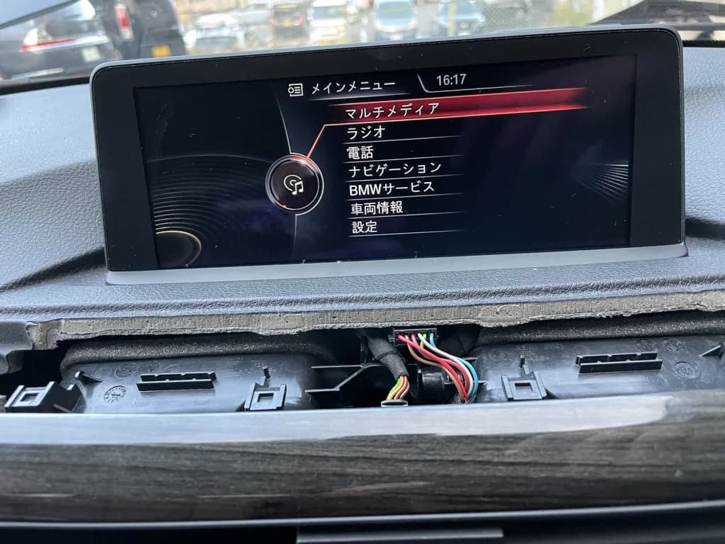 BMW F30 320i ナビ交換の費用 - HU-HのNO SIGNALを中古部品で解決した事例