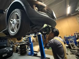 BMW・MINIのエンジンオイル漏れ修理費用 - 漏れ箇所別の費用目安を整備士が解説