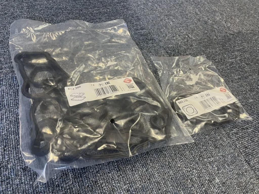 MINIのヘッドカバーガスケット交換 - オイル漏れの原因と作業の流れを整備士が解説