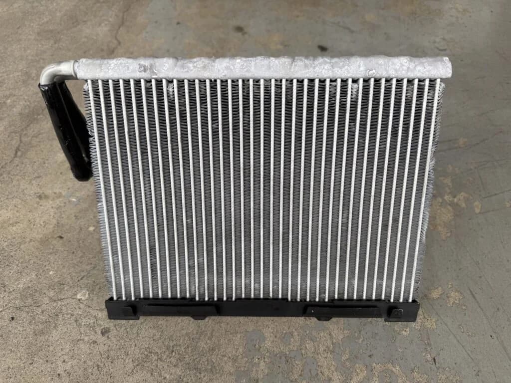 BMW G11 740i エバポレーター交換費用 - エアコン冷媒漏れを解決した事例