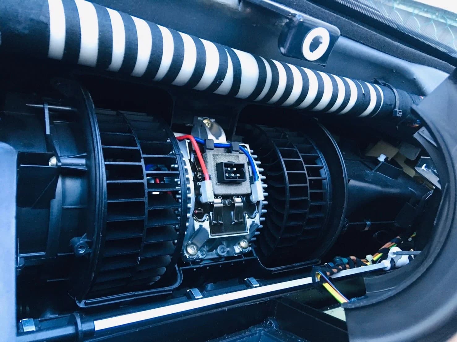 BMW E38 7シリーズ 750iLのエアコンが効かない故障診断とブロアモーターの交換・修理費用