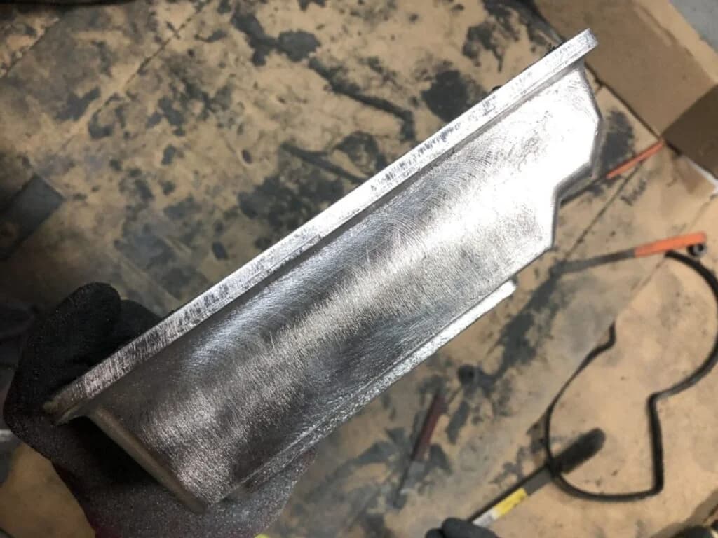 BMW E31 8シリーズ 840ci オイル漏れの修理費用 - シリンダーヘッドカバー交換事例