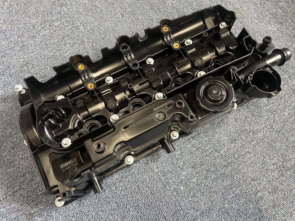 BMWのシリンダーヘッドカバー交換費用は？交換時期から交換方法まで元BMW整備士が解説