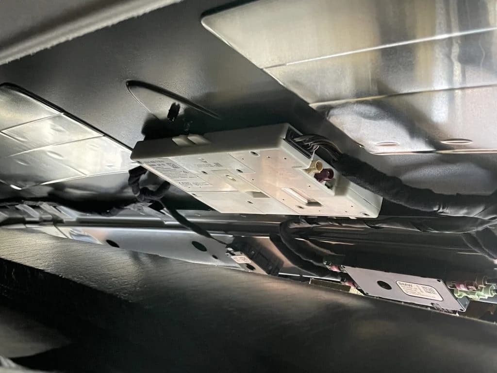 BMWのSOSコール異常 - 原因とサブバッテリー交換手順を整備士が解説