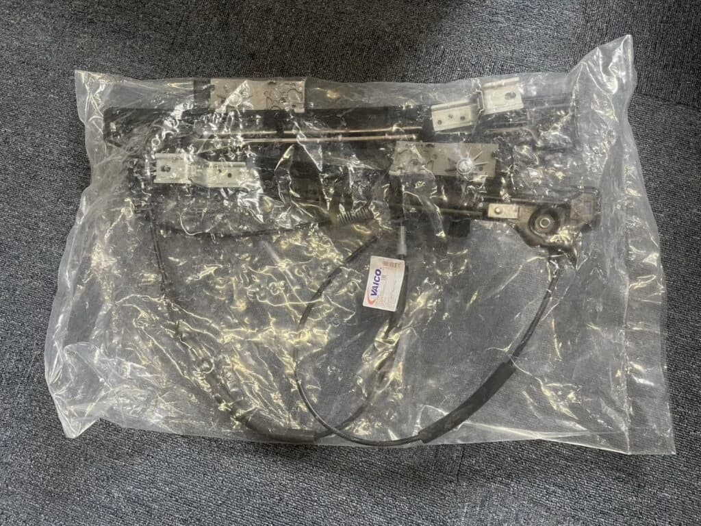 MINIのパワーウインドウレギュレーター交換 - 費用と作業の流れを整備士が解説