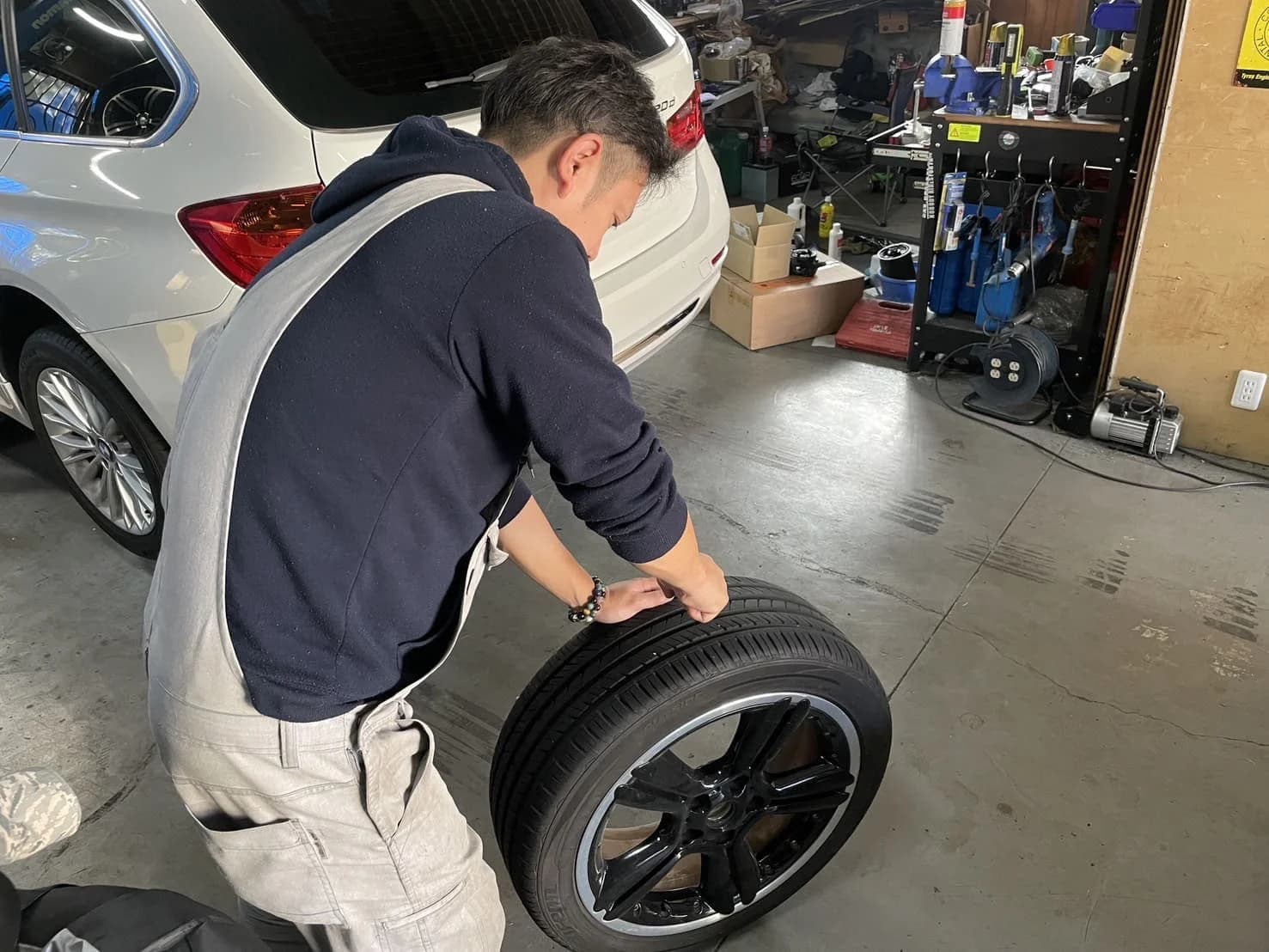 BMWのタイヤ空気圧ガイド - 適正値の見方と点検方法を整備士が解説