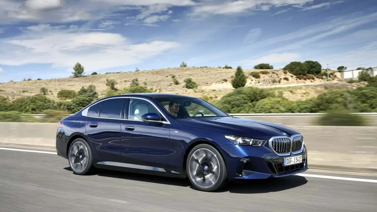BMW 5シリーズ 520d xDriveなど133台がリコール。ハンズオフ警告や緊急停止が正しく作動しないおそれ