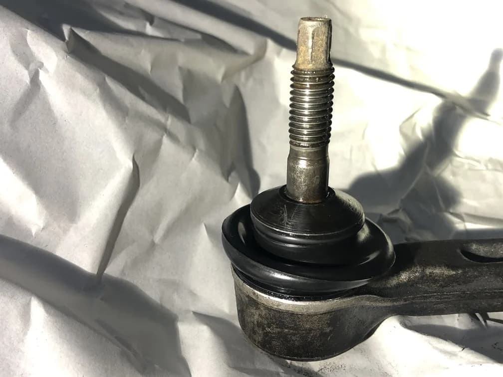 BMW E60 ロアボールジョイントブーツ交換 - グリス漏れの修理費用