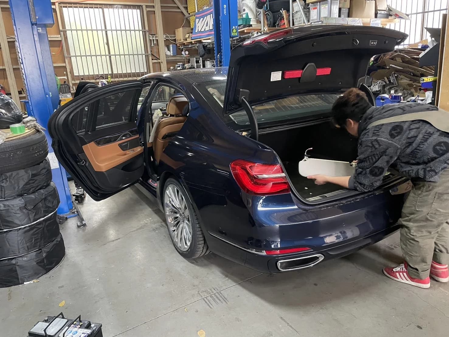 BMW 7シリーズ G11 740iのSOSコール異常の故障診断とSOSコール用サブバッテリーの交換・修理費用