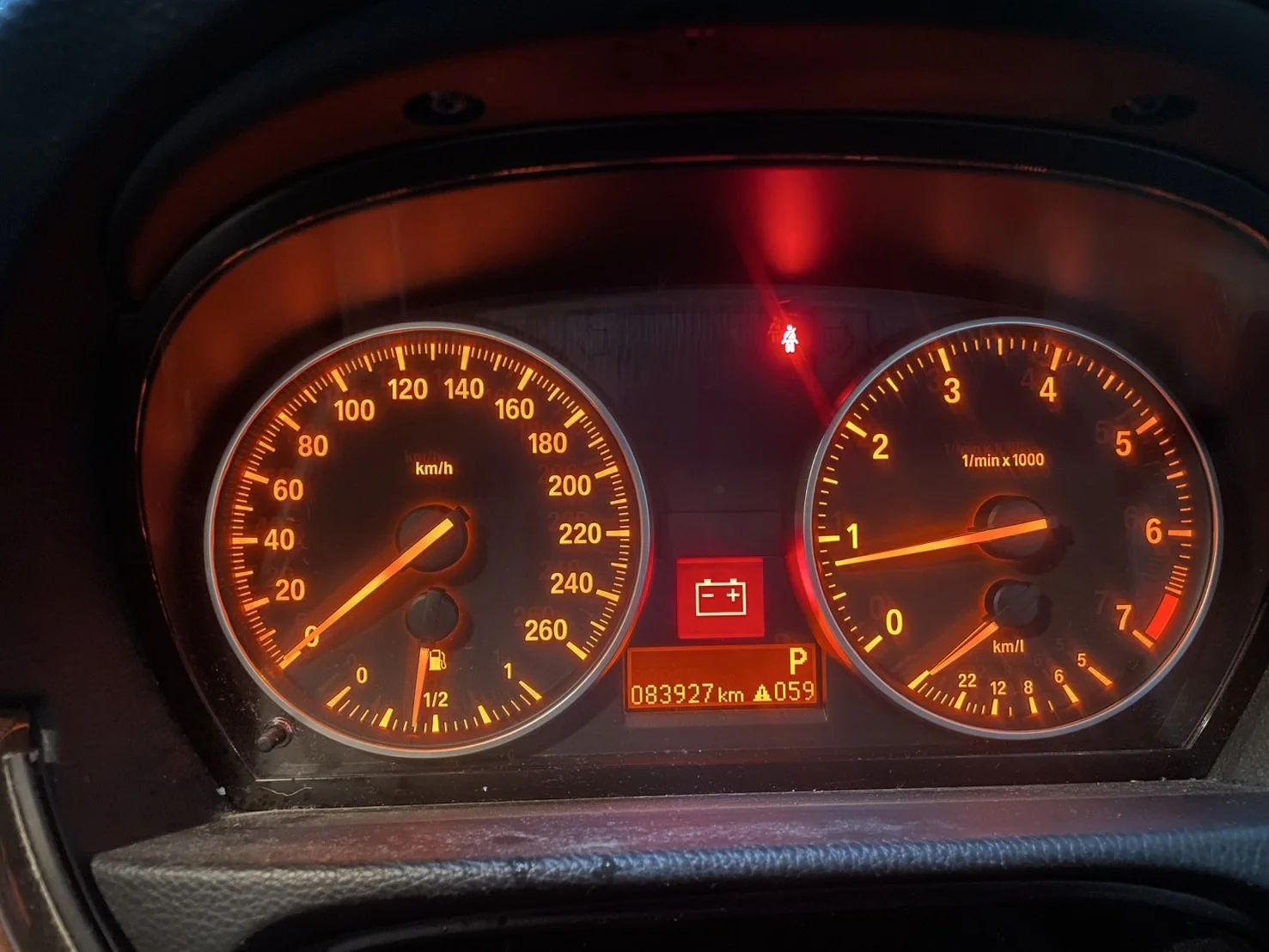 バッテリー警告灯が点灯した様子