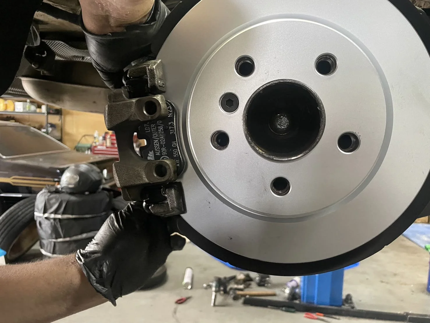 新しいブレーキパッドを装着する様子