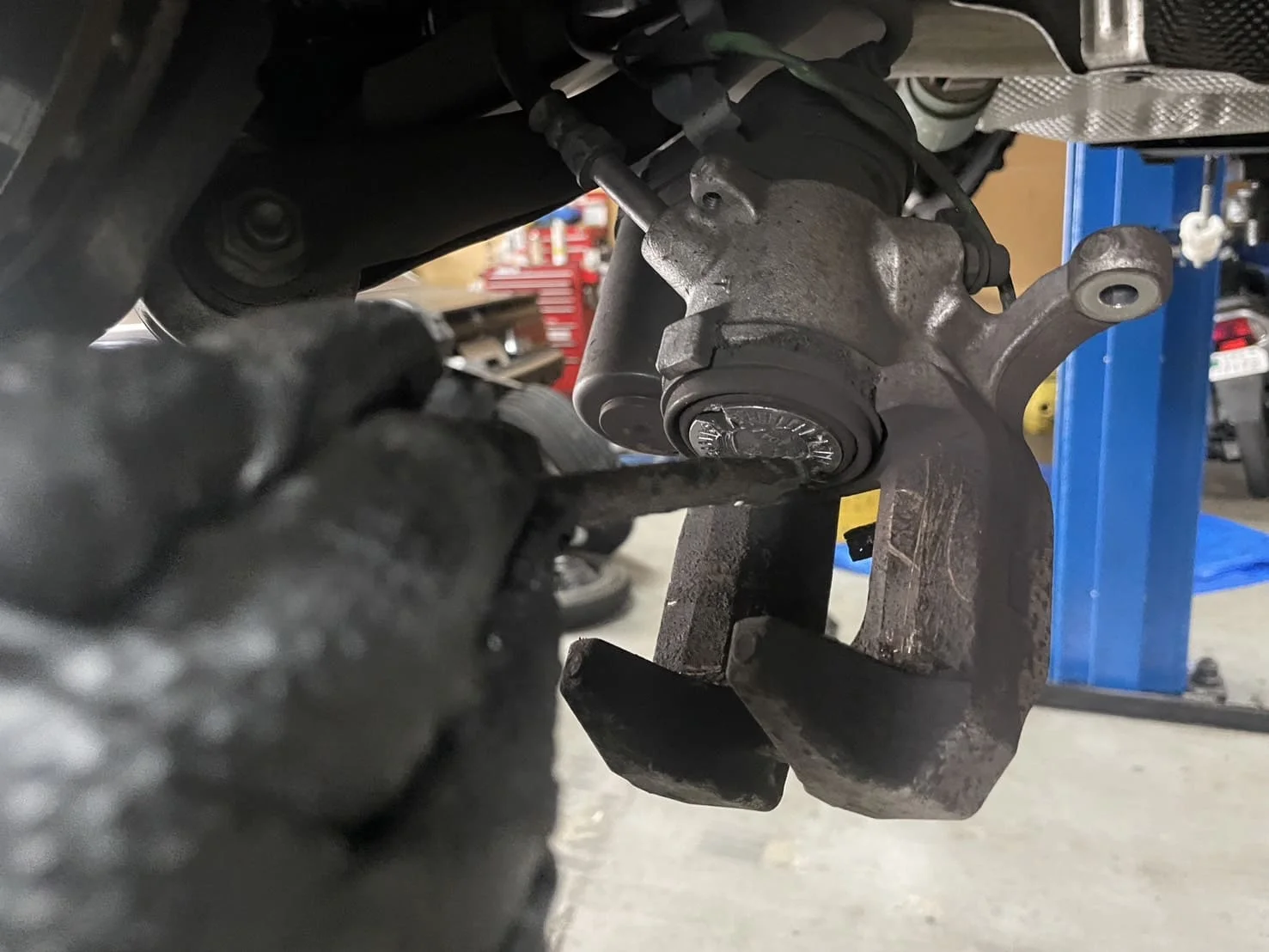 ブレーキシステムにグリスを塗布している