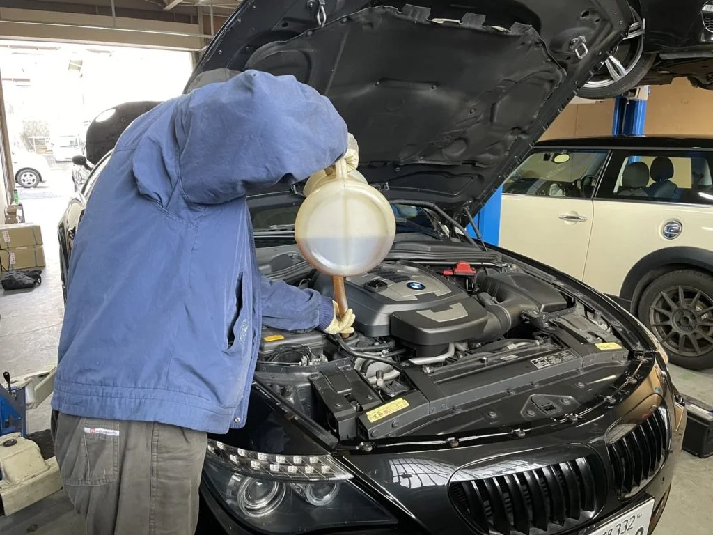 BMWにエンジンオイルを注入している様子