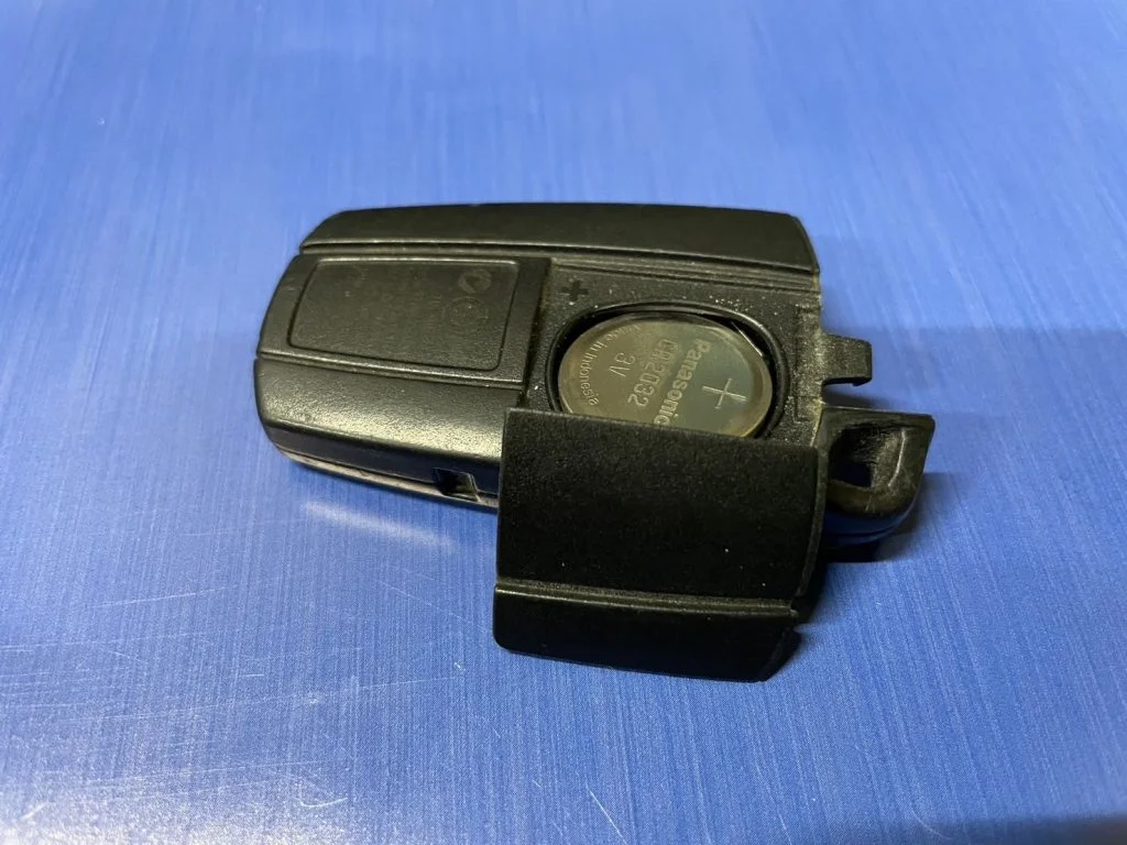 電池カバーが外れた様子