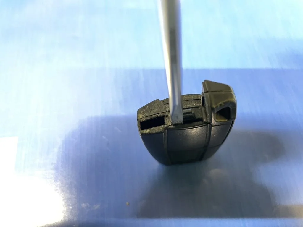 マイナスドライバーを差し込む様子