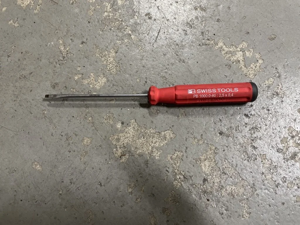 先端部の刃幅が3mm程度のマイナスドライバー