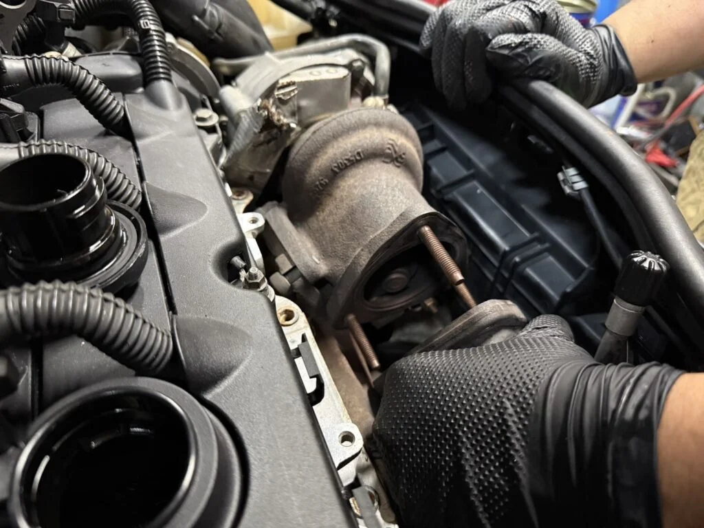 オイル漏れで周辺にオイルが付着したエンジン部品