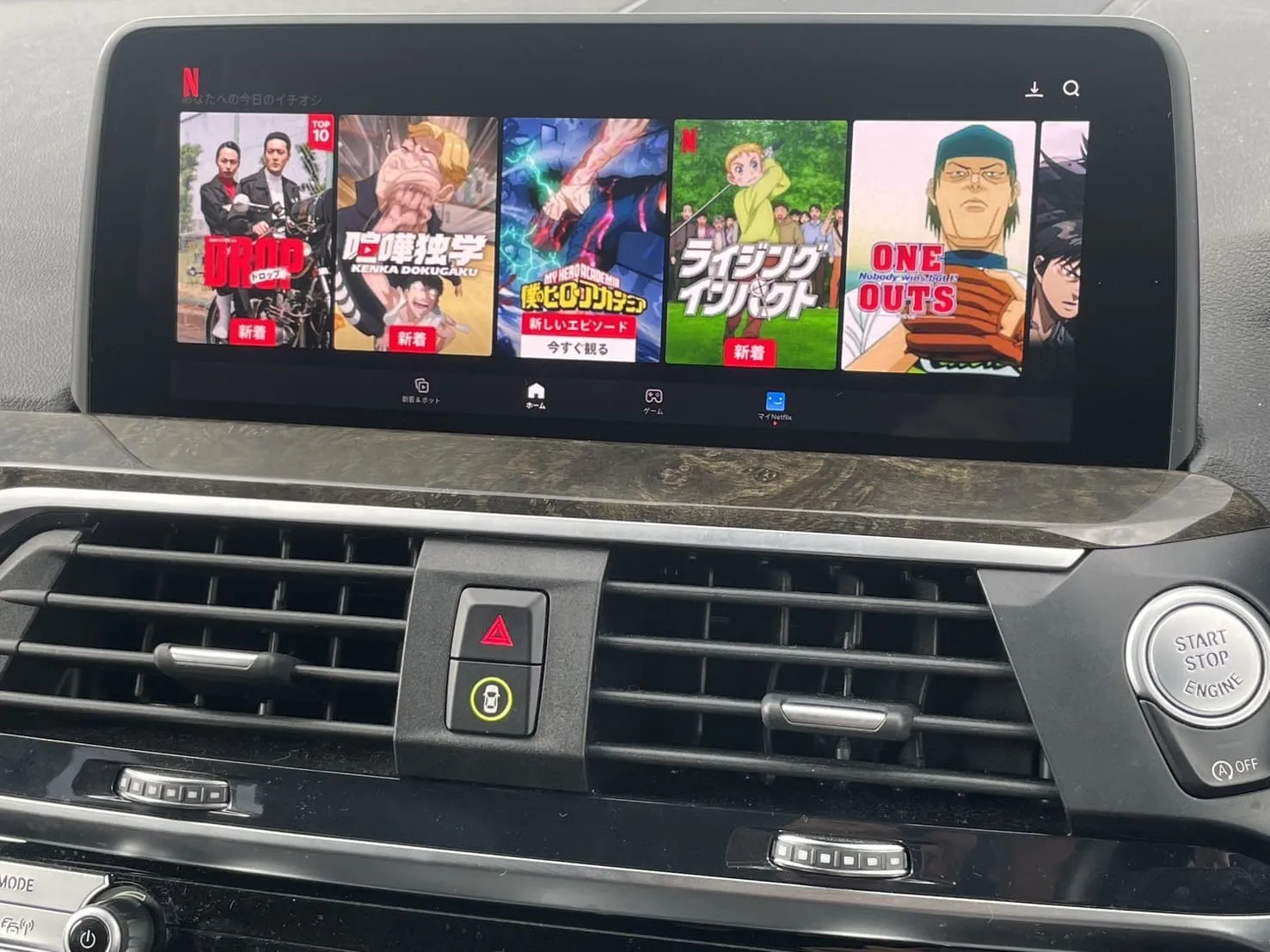 BMW X3のナビ画面でNetflixを表示中のAIBOX