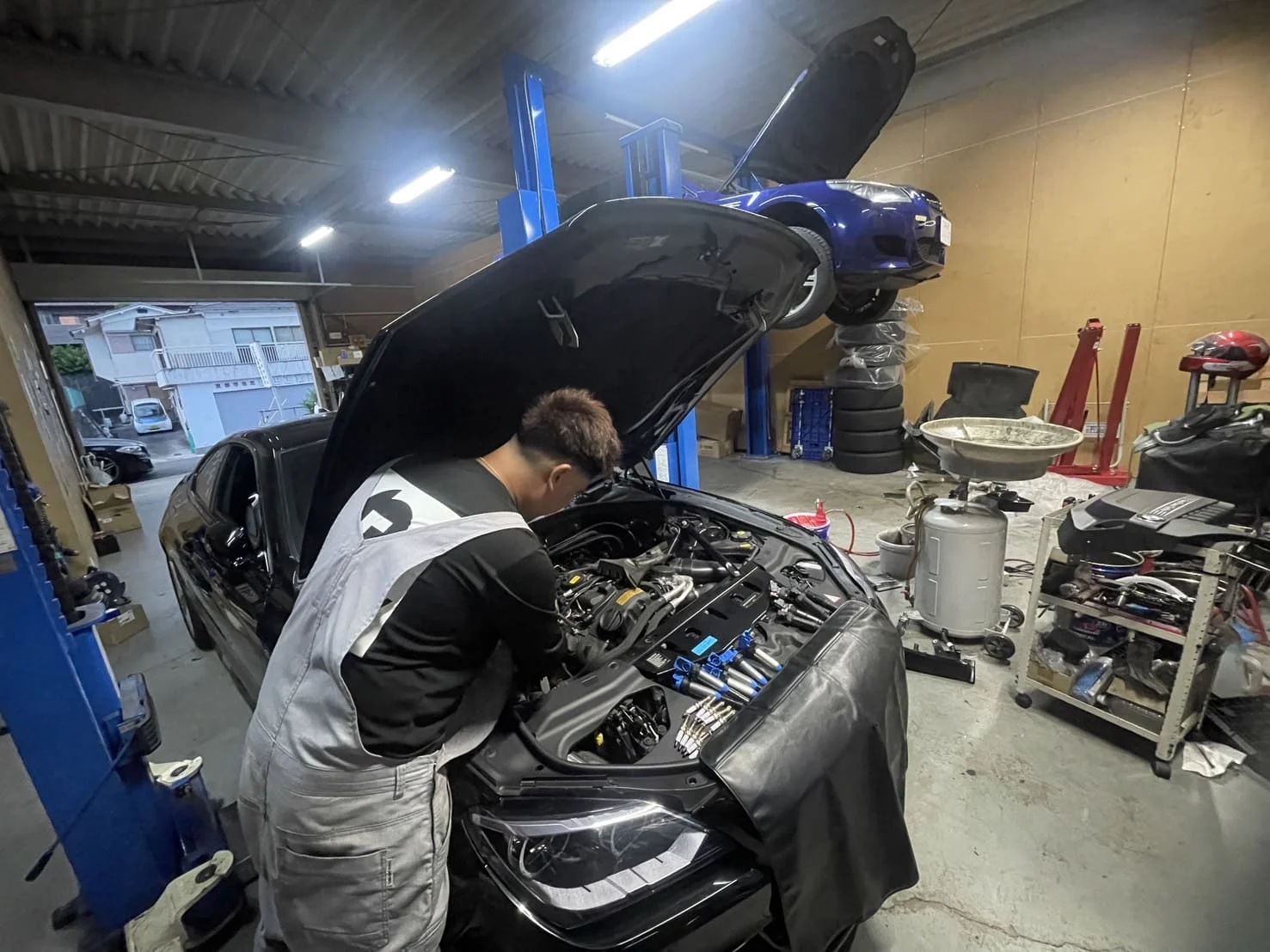 BMW 6シリーズ F13のスパークプラグを交換する様子