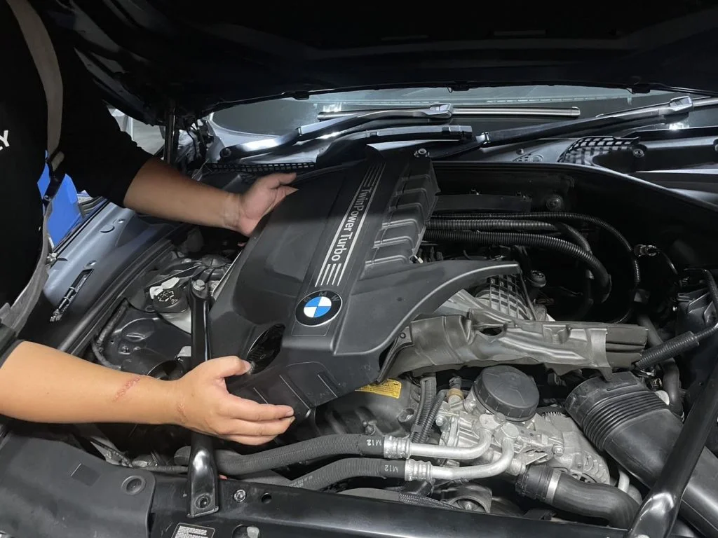 エンジンをチェックするイメージ画像