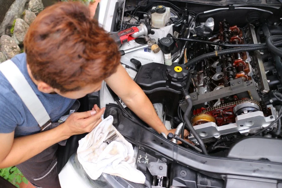 VANOS調整ユニットを交換する様子