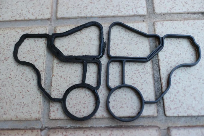 オイルフィルターハウジングガスケット劣化(左)と新品(右)