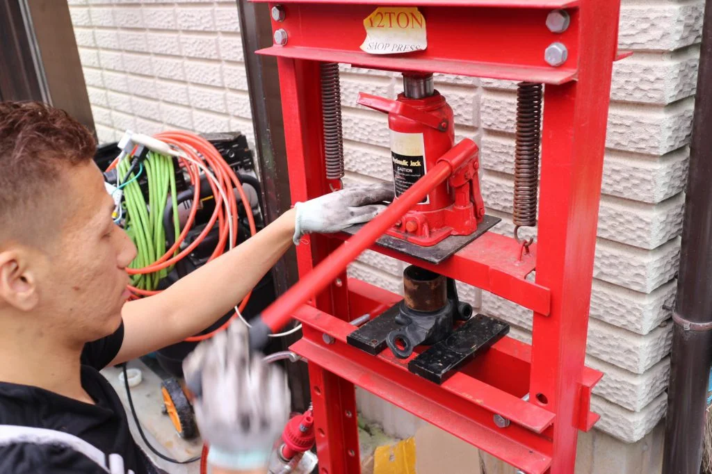 ウレタンブッシュに油圧プレスで圧入する