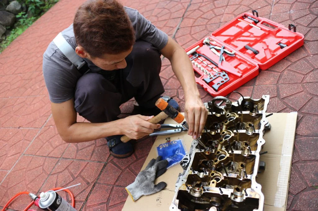 エンジンバルブステムシール交換の作業風景