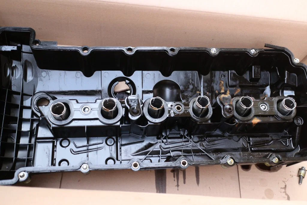 クラックの入ったシリンダーヘッドカバー