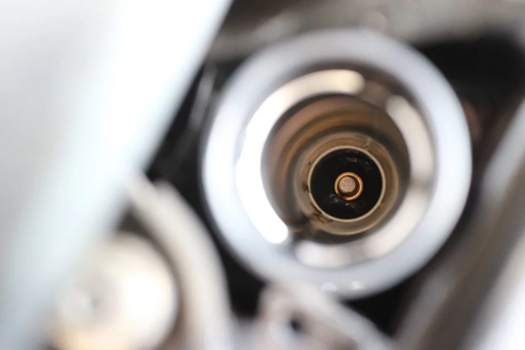 エンジンオイルで汚れたスパークプラグホール