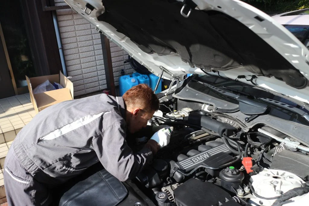 BMW E60 5シリーズ 530iのエンジンを点検している様子