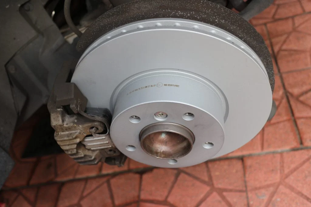 新しいブレーキディスクローターに交換されたBMW E90 3シリーズ 325i