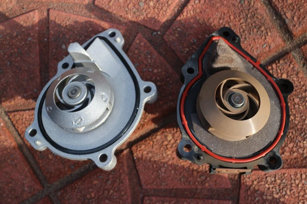 ウォーターポンプ 新品(左)劣化(右)