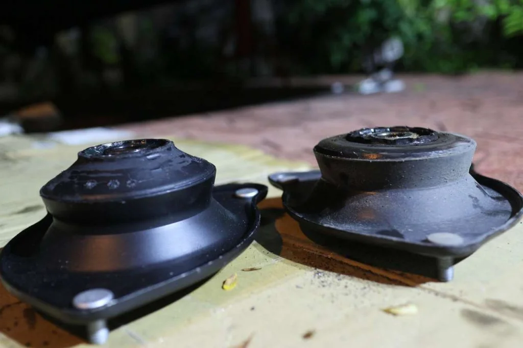 アッパーマウント 新品（左）劣化（右）